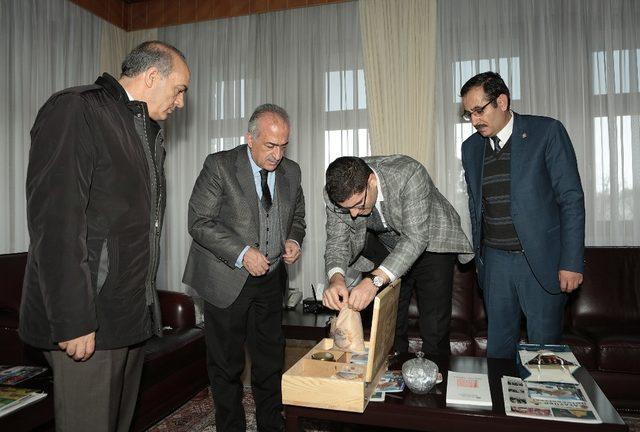 Karaçoban Kaymakamı İzci’den Rektör Çomaklı’ya ziyaret