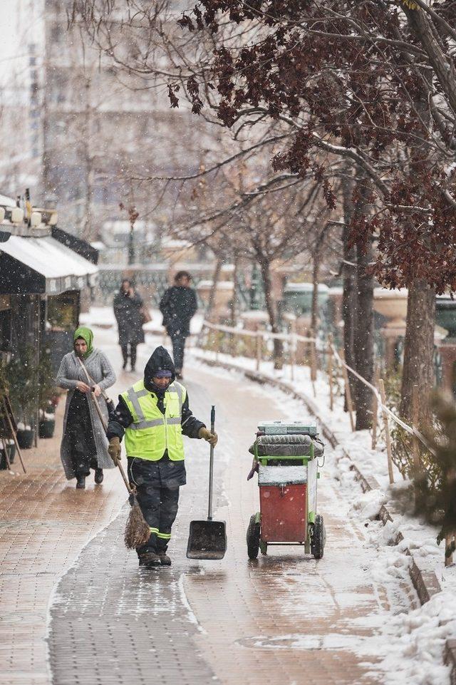 Tepebaşı’nda kar mücadelesi sürüyor