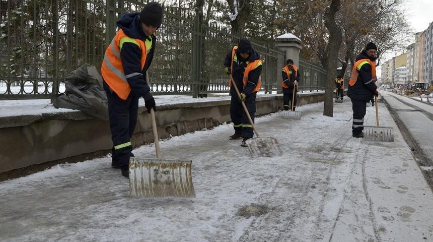 Tepebaşı&rsquo;nda kar m&uuml;cadelesi s&uuml;r&uuml;yor
