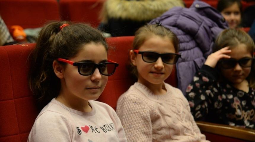 Ankaralı &ccedil;ocukların y&uuml;zleri tiyatro ve sinema ile g&uuml;lecek