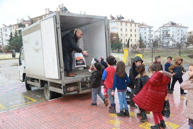 İlkokul öğrencileri oyuncaklarını 