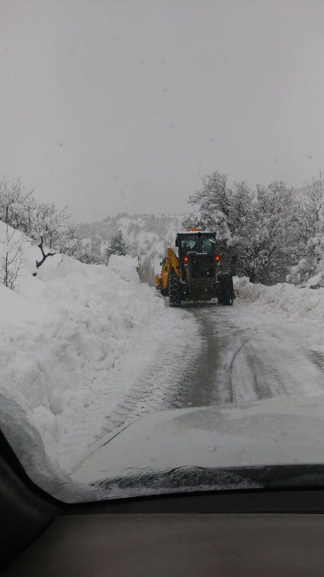 Hamile kadını karlı yolları açarak hastaneye ulaştırdılar