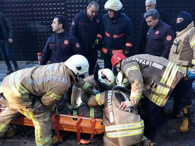Üsküdar'da yangına müdahale eden itfaiye eri çatıdan düştü (1)