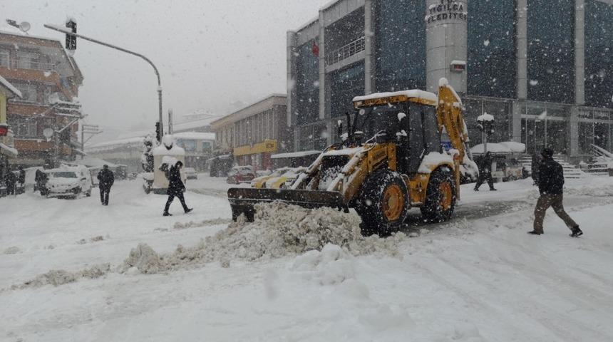 Yığılca&rsquo;da kar yağışı etkisini arttırarak devam ediyor