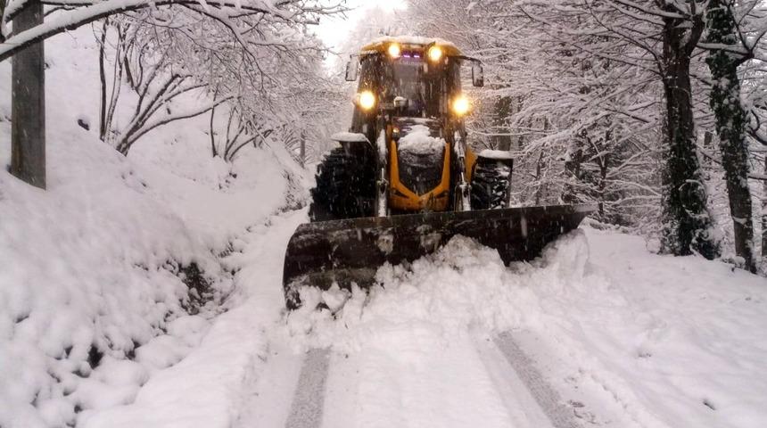 Akyazı Belediyesi t&uuml;m ekipleri ile kar mesaisinde