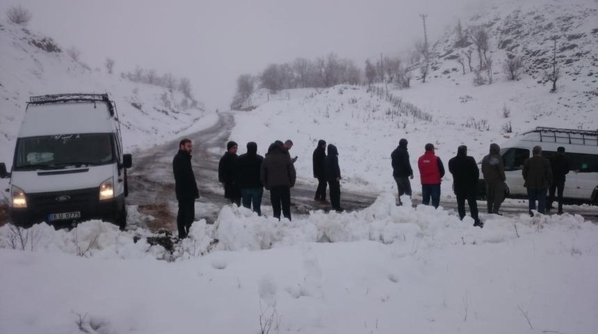 Yolda mahsur kalan &ouml;ğretmenlerin yardımına k&ouml;yl&uuml;ler koştu
