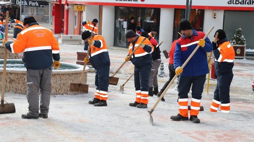 Başkan Boz: &ldquo;Kar yağışı dert değil en g&uuml;zel anı olsun diye &ccedil;alışıyoruz&rdquo;