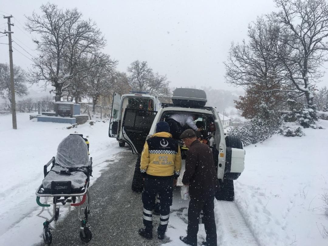 Uşak&rsquo;ta paletli ambulans hastaların imdadına yetişti
