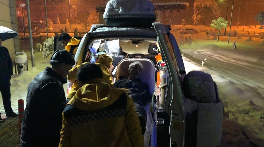 Rahatsızlanan kişi hastaneye paletli ambulansla taşındı