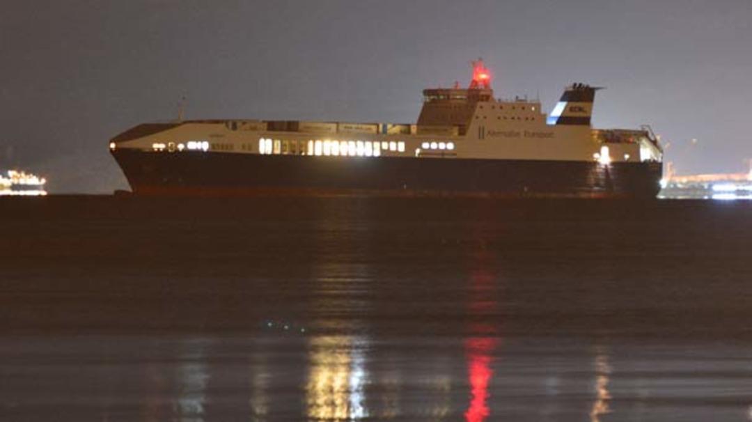 &Ccedil;anakkale Boğazı'nda y&uuml;k gemisinde yangın! &Ccedil;ok sayıda r&ouml;mork&ouml;r sevk edildi