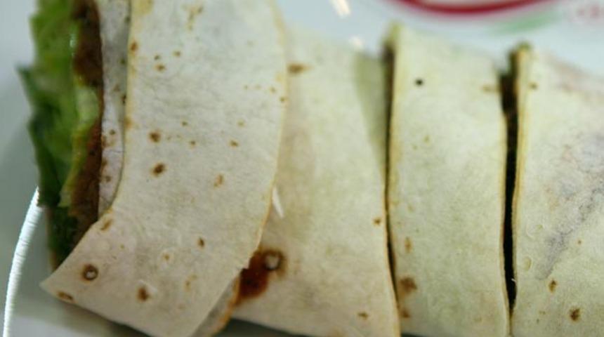 Görenler gözlerine inanamadı! Çiğ köfte paketlerinden öyle şeyler çıktı ki!