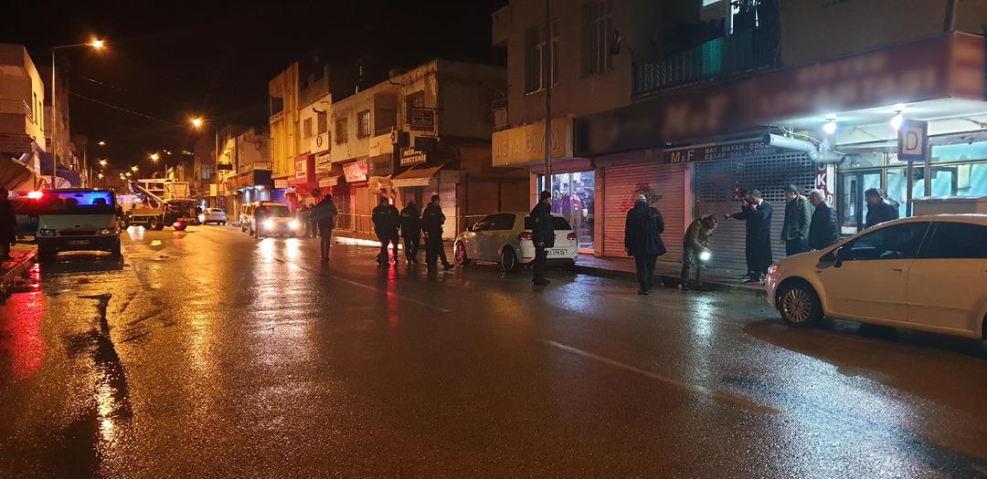 &Ccedil;atışmanın ortasında kalan esnafı başından vurdular!