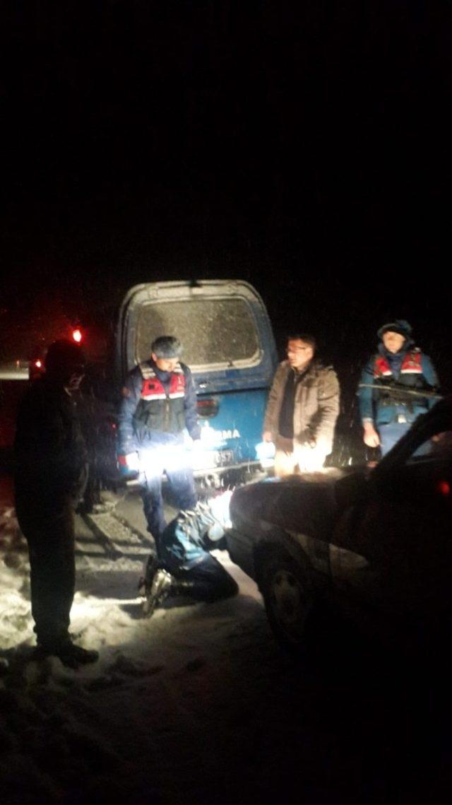 Kar ve tipide mahsur kalan aileyi jandarma kurtardı