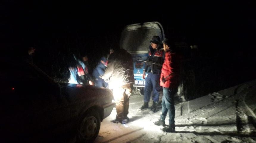 Kar ve tipide mahsur kalan aileyi jandarma kurtardı