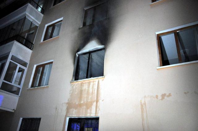 Apartman dairesinde yangında yaşlı çift dumandan etkilendi