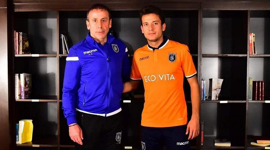 Başakşehir, Alican &Ouml;zfesli'yi renklerine bağladı