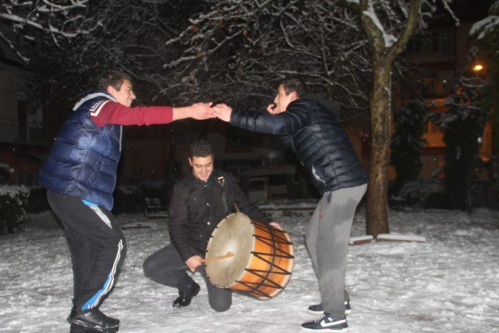 Davullu klarnetli kar keyfi! Soğuk havaya aldırmadan böyle eğlendiler G3