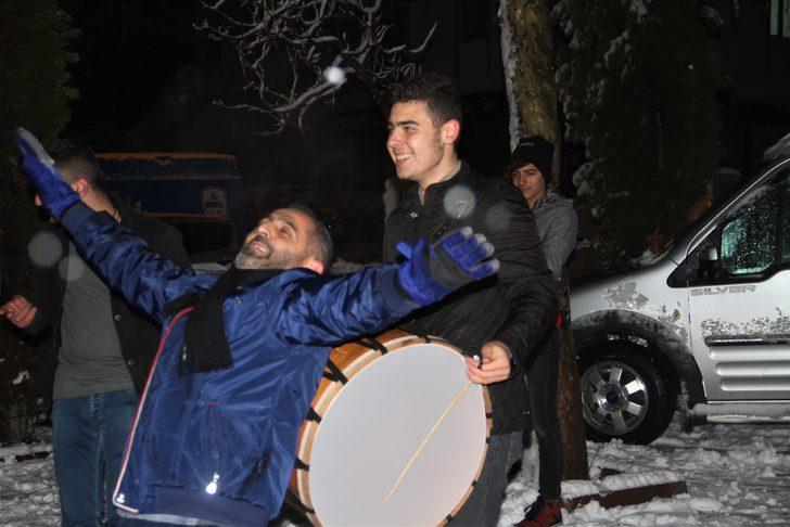Davullu klarnetli kar keyfi! Soğuk havaya aldırmadan böyle eğlendiler G4