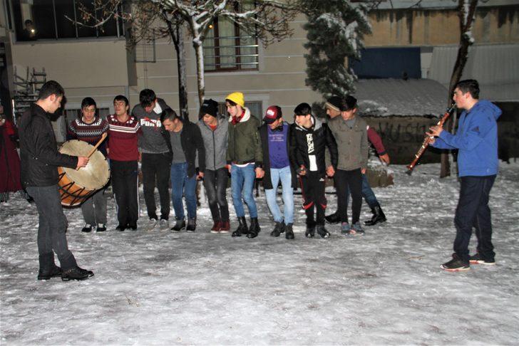 Davullu klarnetli kar keyfi! Soğuk havaya aldırmadan böyle eğlendiler G2