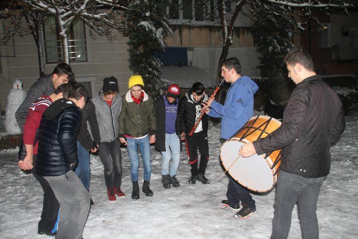 Davullu klarnetli kar keyfi! Soğuk havaya aldırmadan böyle eğlendiler G5