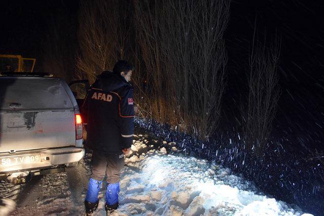 Karda mahsur kalan minibüs şoförü, 6 saat sonra kurtarıldı