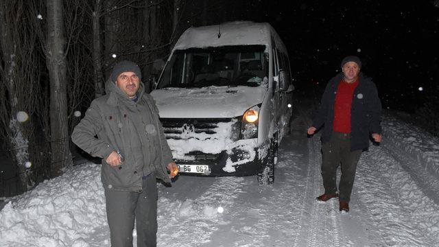 Karda mahsur kalan minibüs şoförü, 6 saat sonra kurtarıldı