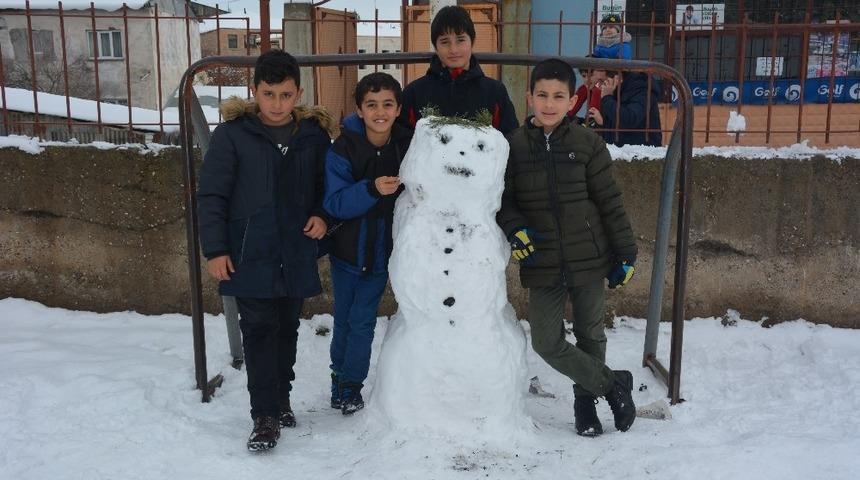 Tercan’da çocukların kardan adam keyfi