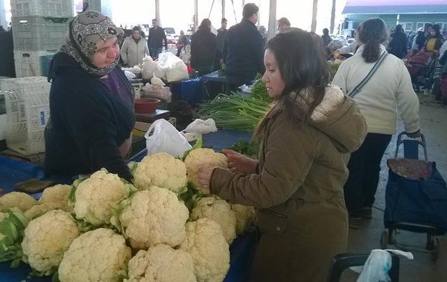 Pazarda kışlık sebze ve meyveler ilgi görüyor