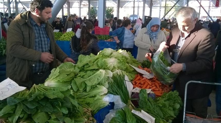 Pazarda kışlık sebze ve meyveler ilgi g&ouml;r&uuml;yor
