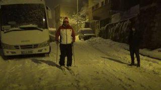 Gümüşhane'de milli sporcu cadde ve sokaklarda kayak yaptı