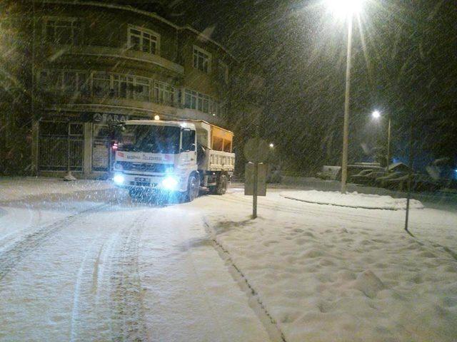 Akşehir Belediyesi kar temizleme çalışmalarını sürdürüyor