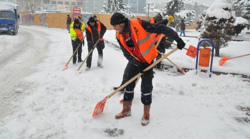 Akşehir Belediyesi kar temizleme &ccedil;alışmalarını s&uuml;rd&uuml;r&uuml;yor