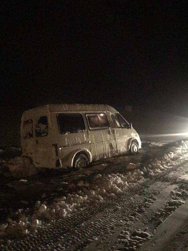 Nevşehir’de yolda mahsur kalan sürücüleri ekipler kurtardı