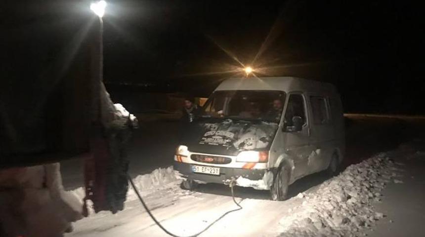 Nevşehir&rsquo;de yolda mahsur kalan s&uuml;r&uuml;c&uuml;leri ekipler kurtardı