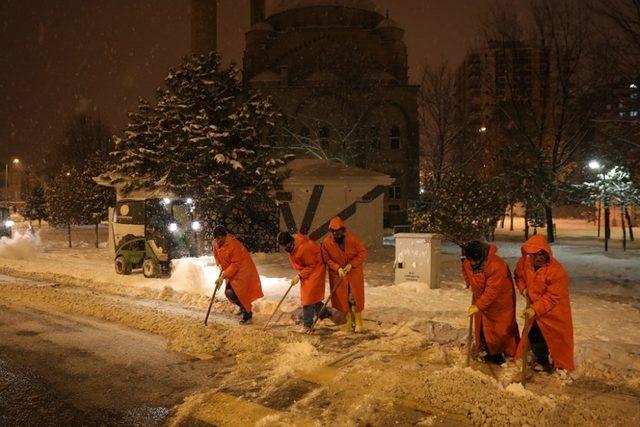 Kocasinan’da kar temizleme çalışmaları aralıksız sürüyor