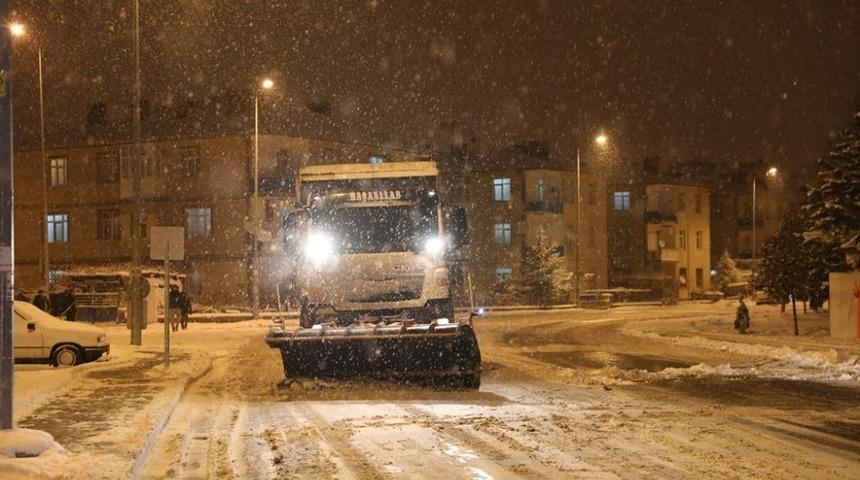 Kocasinan&rsquo;da kar temizleme &ccedil;alışmaları aralıksız s&uuml;r&uuml;yor