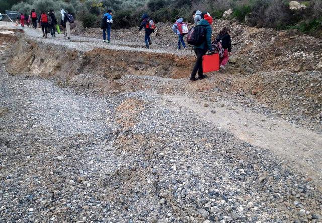 Mersin'de aşırı yağış yol çökertti