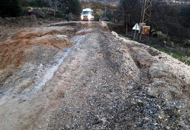 Mersin'de aşırı yağış yol çökertti