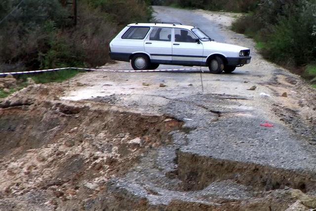 Mersin'de aşırı yağış yol çökertti