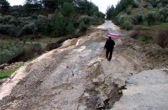 Mersin'de aşırı yağış yol çökertti