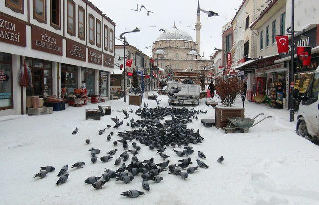 Yozgat’ta kar yolları kapattı, duraklarda bekleyenlere sıcak süt dağıtıldı