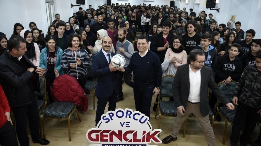 T&uuml;t&uuml;nc&uuml; &ouml;ğrencilerle buluştu