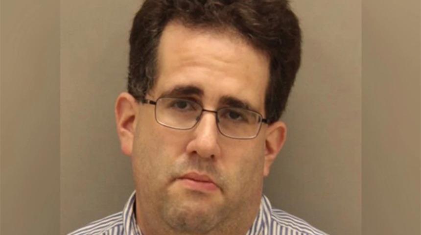 Sınıfta rezalet! Öğretmen masasının arkasında yakalandı