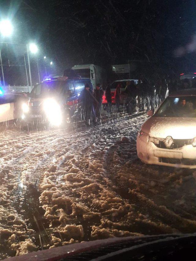 Kar nedeniyle yollarda mahsur kalan 453 yolcu kurtarıldı 