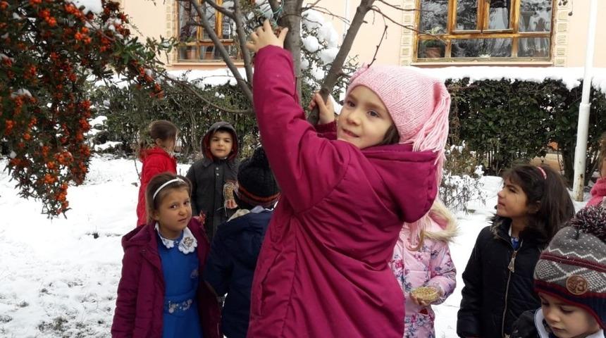 &Ouml;ğrenciler kuşlar i&ccedil;in yemlikler ve yem hazırladı
