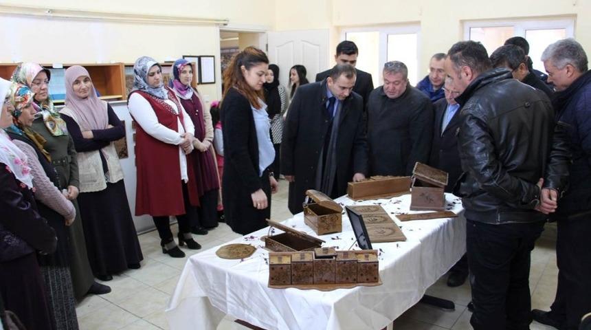 Ahşap, kadınların elinde sanata d&ouml;n&uuml;şt&uuml;