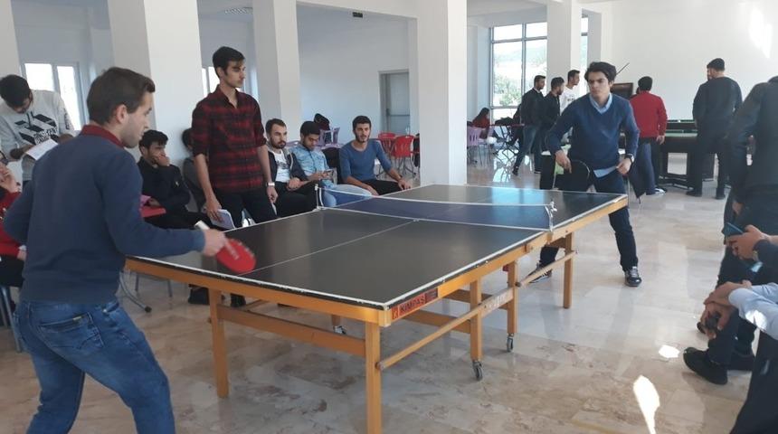 Fak&uuml;lte &ouml;ğrencilerinden masa tenisi turnuvası