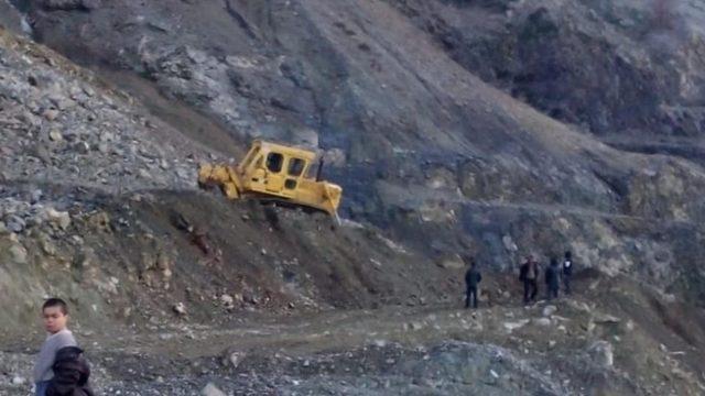 Heyelandan kapanan yolun açma çalışmaları devam ediyor