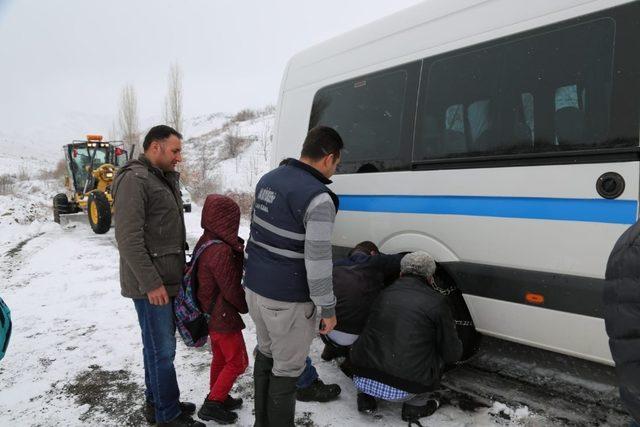 Karda mahsur kalan öğrencilerin yardımına ASKİ ekipleri koştu