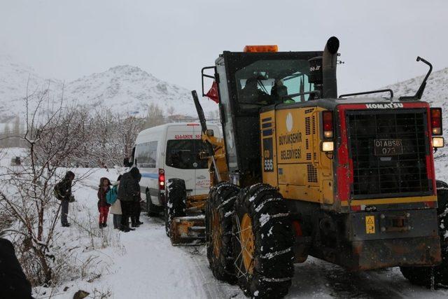 Karda mahsur kalan öğrencilerin yardımına ASKİ ekipleri koştu